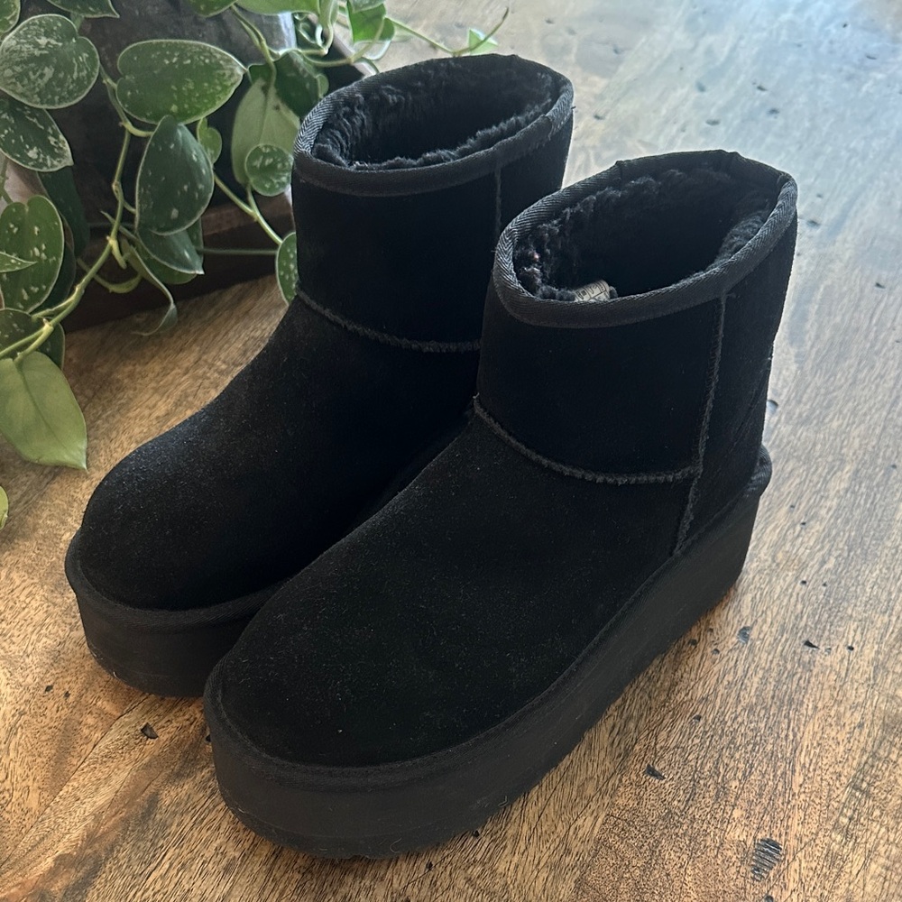 UGG CLASSIC Black Mini Platform Boots